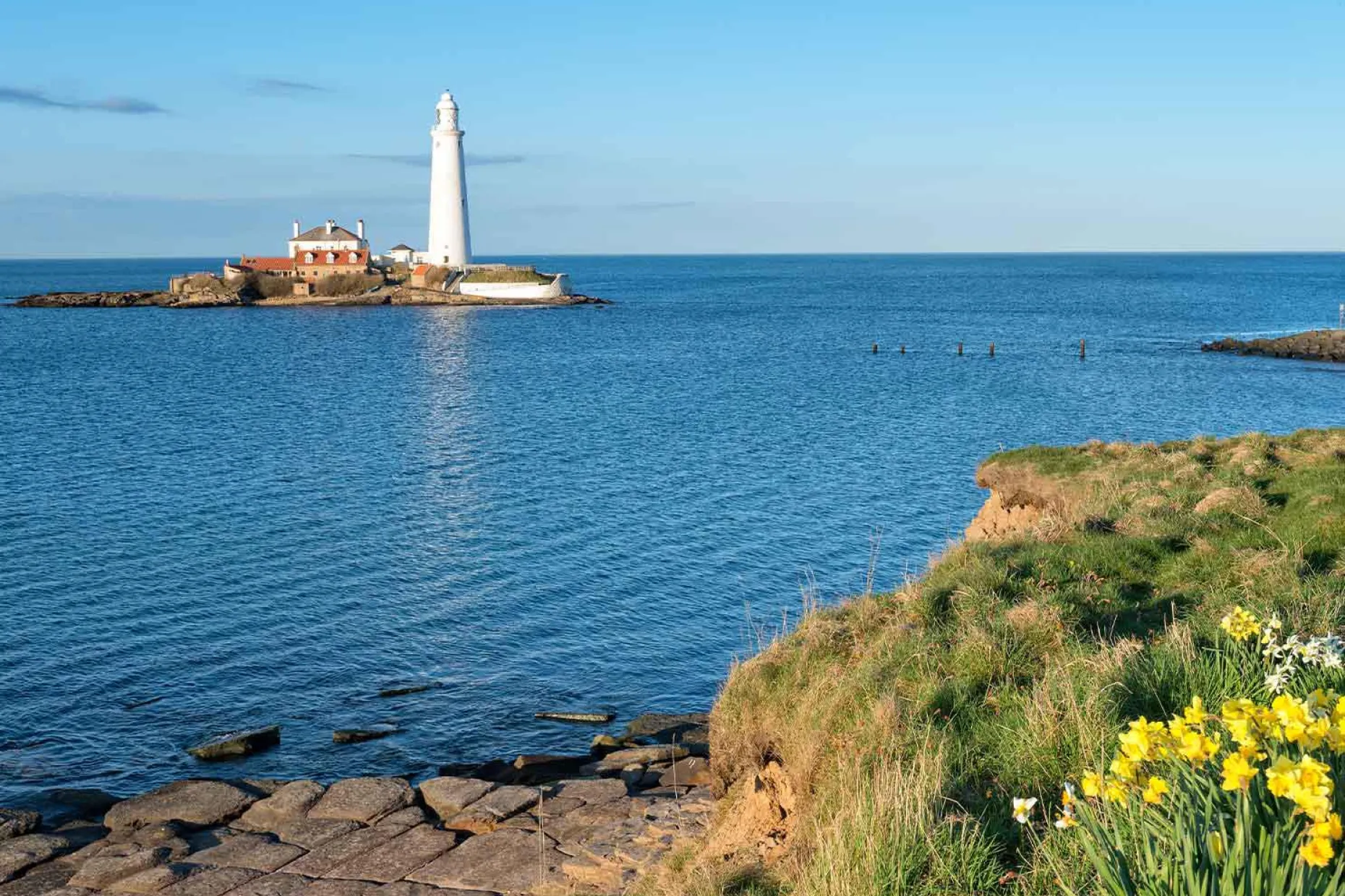 Whitley Bay beach and lighthouse near Benton